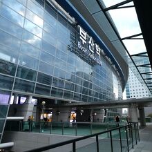 釜山駅２階コンコース中央口(市街地側)から出てくると空中回廊