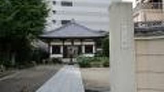 無駄な装飾もなくすっきりとした建物