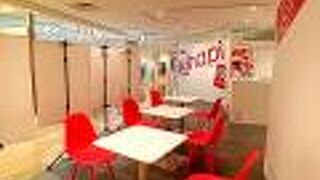 白と赤のコントラストが