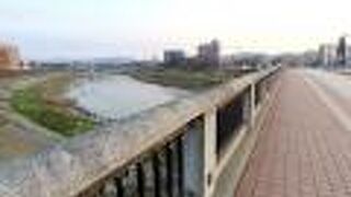 足羽川にかかる。福武線も通っている