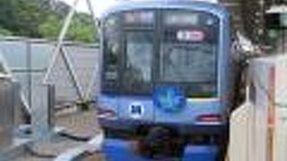 Y-500系。東横線を通過するメタリックブルーの車体。