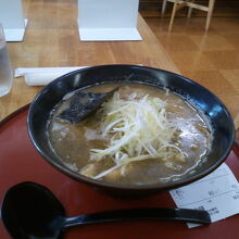 煮干しだし醤油味の極細麺。