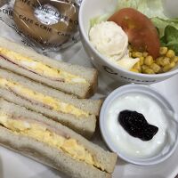 朝食…一階のカフェ ド クリエにて