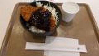 色々揃っていて簡単に注文できてサッと食べられる。