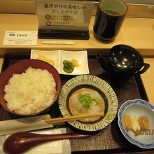 鯛のごま漬け定食８５０円。 