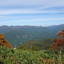 一足登るたびに遠くが見えてきます。紅葉も綺麗。