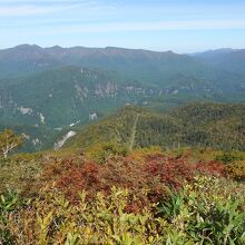 ここまでくれば向かいの山も紅葉なのがよく見えます