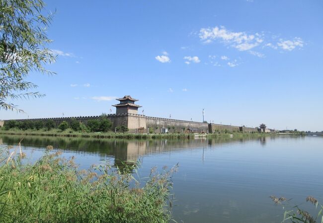 邯鄲駅前のバス乗り場から605路で1時間ちょっとで到着。お堀をめぐらせた水城です。