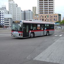 銀色に赤帯の東急カラーです