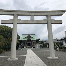鳥居から社殿までの参道