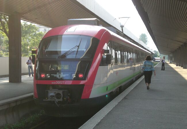 ソフィアで一番大きい駅なのに、薄暗くて閑散としている駅