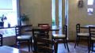 静かな店内で美味しい料理を