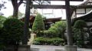 静かな雰囲気の神社