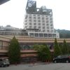 山の斜面に佇む規模の大きなレジャーホテル