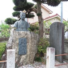 門の外には近藤勇の胸像もありました。