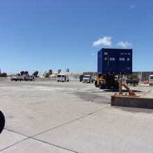 港では荷物の搬入作業。