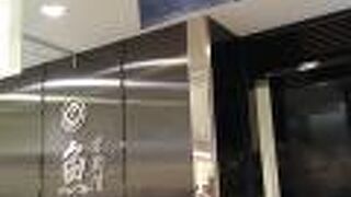 地下の食品売り場は混んでいる