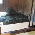 お部屋も温泉もお食事も大満足のお宿、「有田」の岩風呂温泉はとっても広い