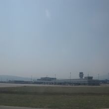 滑走路から見たソフィア空港のターミナル
