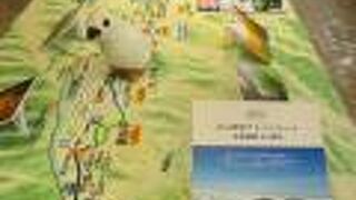 橋のたもとにありました