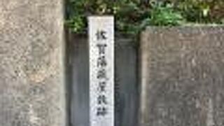 裁判所前にある石碑