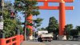 朱塗りの欄干と大鳥居