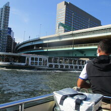 大きな船も通ります