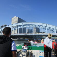 この形が夜は青くライトアップ