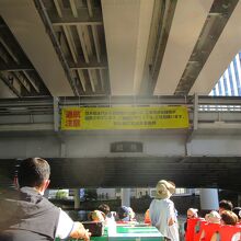 橋の真上には首都高が