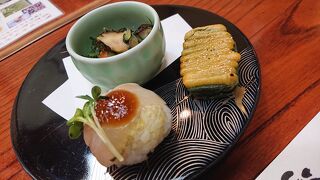 鶴岡八幡宮の目の前で個室があります