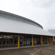 銀色の大屋根が特徴の道の駅 （道の駅 おおがた） 