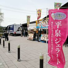 外にもお店が出ています