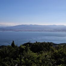 展望台からの眺望　四国方面今治の市街地が見えます。