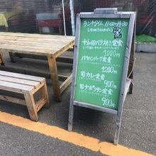 店内へ