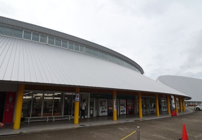 銀色の大屋根が特徴の道の駅 （道の駅 おおがた） 