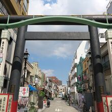 参道は「亀戸香取神社勝運商店街」