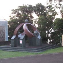 入口付近のモニュメント