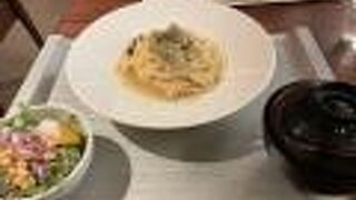 強引に客と客の距離を近くしようとする