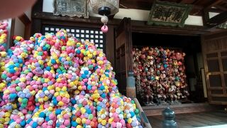 「欲を捨てる」お手玉の様な「くくり猿」で、多くの方が願掛けしていました