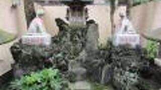 お狐様は必死になって足を踏ん張っている姿でした