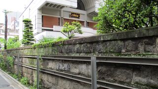 お寺を囲む石塀には鉄骨の補強があった