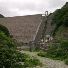 下から見上げたダムの様子