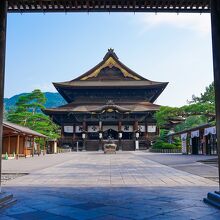 善光寺 山門（三門）下から本堂