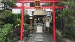 こんなとこに小さな神社が、有楽稲荷神社