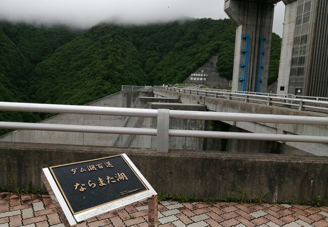 奈良俣ダムの湖
