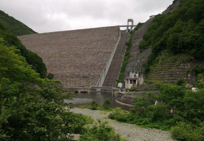 ロックフィル式のダム