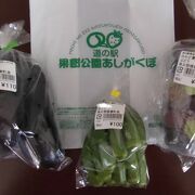 野菜直売所で野菜を購入