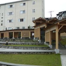 階段状で芝生が敷かれた観客席のような感じの広場です。