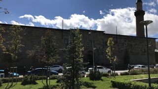 チフテ・ミナーレの横