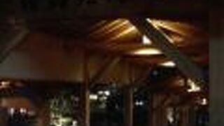 湯畑のそば、夜はライトアップでいい雰囲気になる広場